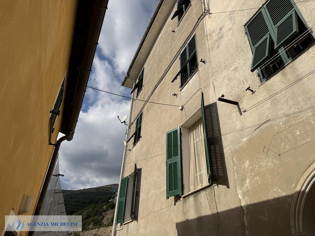 Ref. 014 – Sunny two-room flat in excellent condition with no service charges.