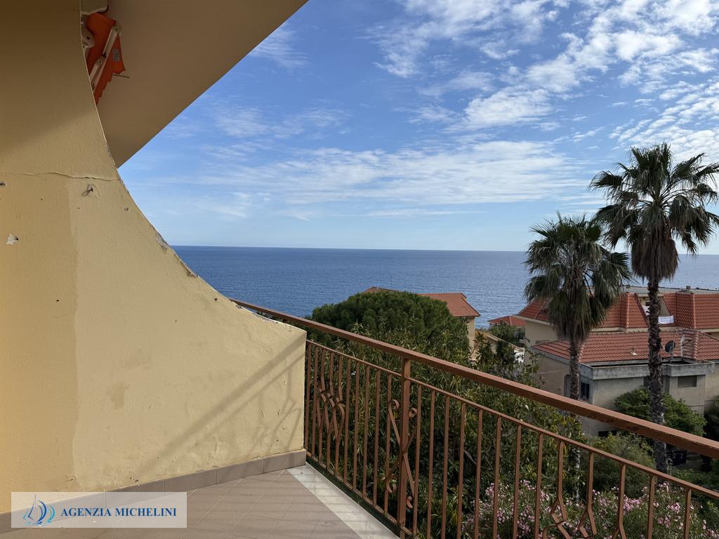 Rif. 004 – Soleggiato bilocale in ultimo piano con terrazza vivibile e splendida vista mare