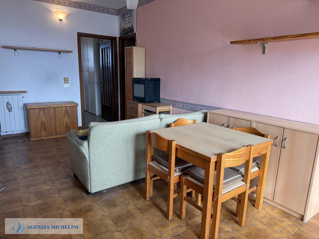 Rif. 004 – Soleggiato bilocale in ultimo piano con terrazza vivibile e splendida vista mare