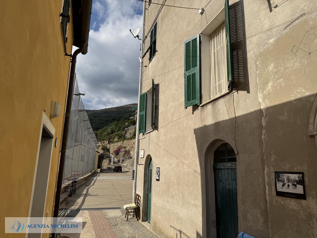 Ref. 014 – Sunny two-room flat in excellent condition with no service charges.