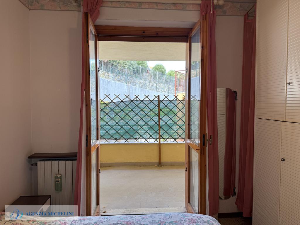 Rif. 004 – Soleggiato bilocale in ultimo piano con terrazza vivibile e splendida vista mare