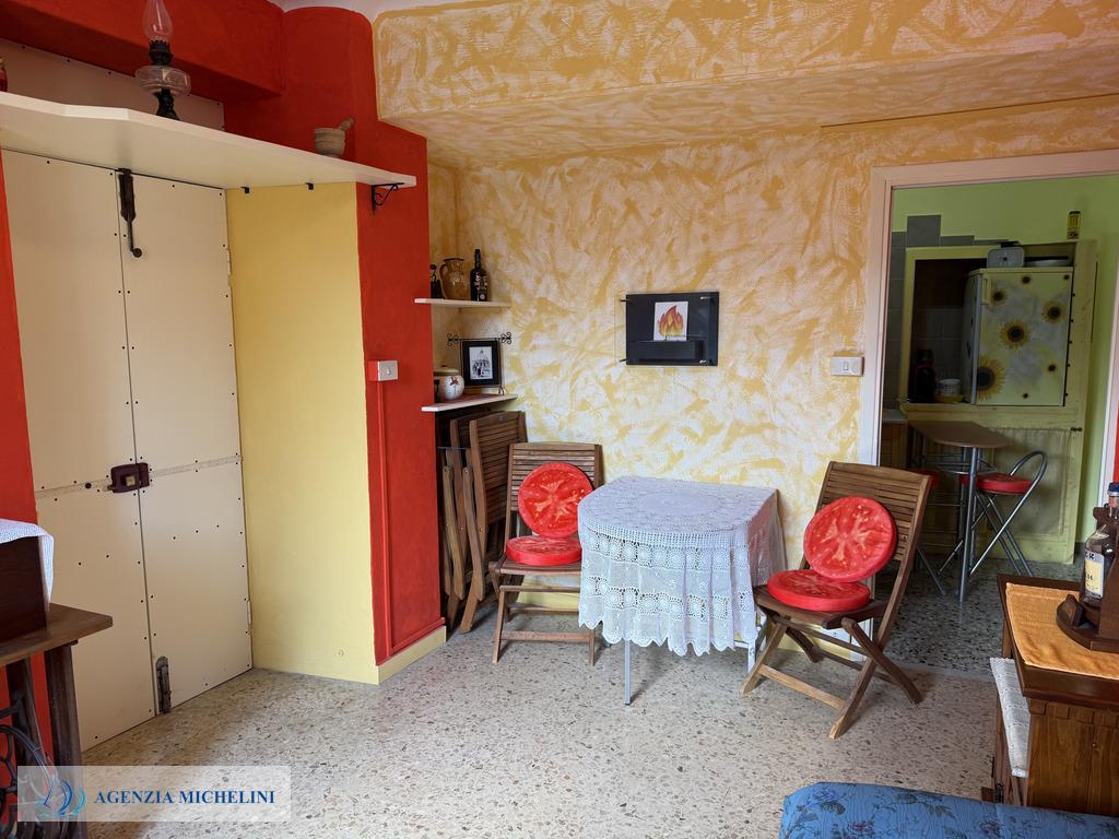 Ref. 014 – Sunny two-room flat in excellent condition with no service charges.