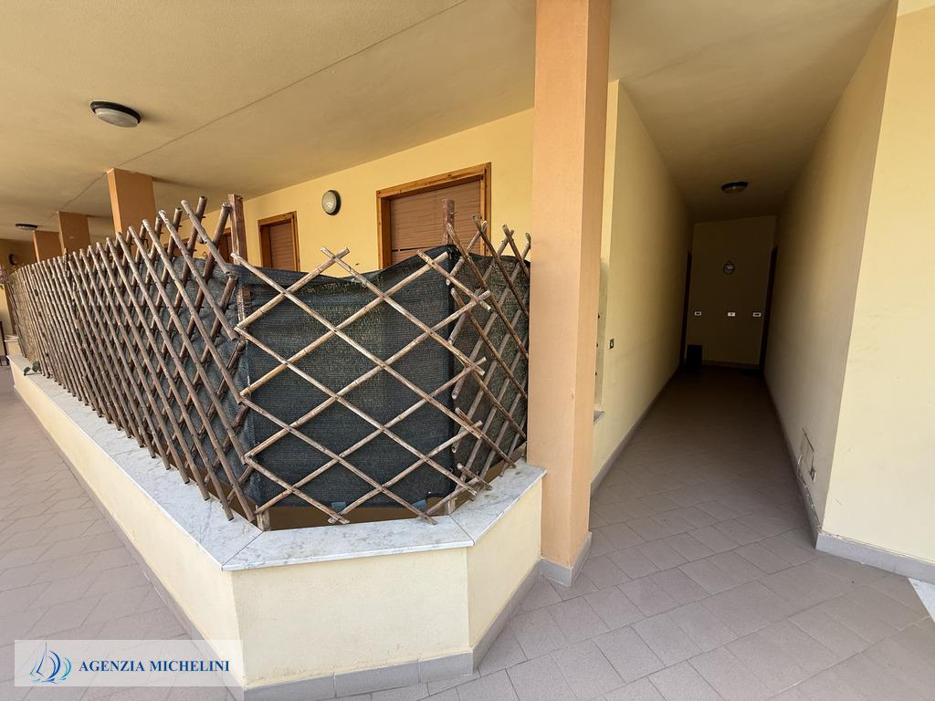 Rif. 004 – Soleggiato bilocale in ultimo piano con terrazza vivibile e splendida vista mare