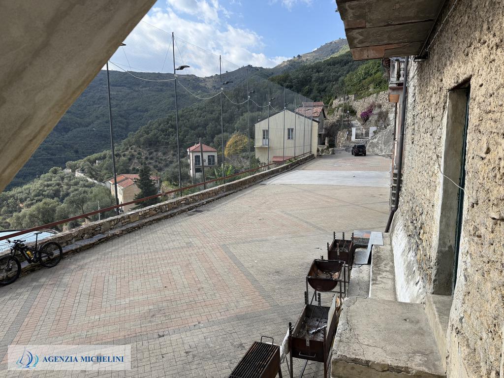 Ref. 014 – Sunny two-room flat in excellent condition with no service charges.