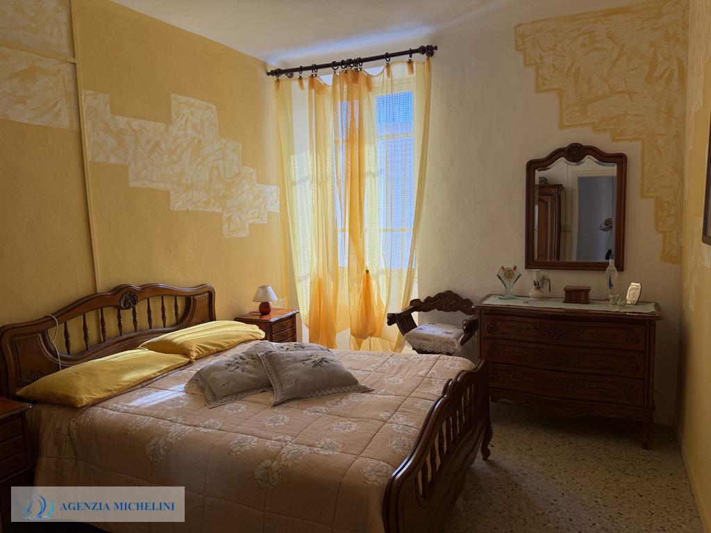 Ref. 014 – Sunny two-room flat in excellent condition with no service charges.