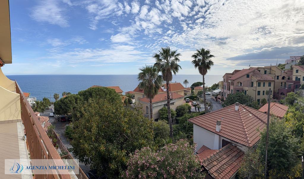 Rif. 004 – Soleggiato bilocale in ultimo piano con terrazza vivibile e splendida vista mare